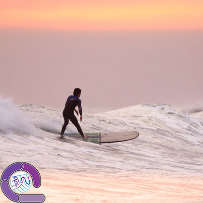 A surfer showing style, as per the Purple Loop from The Loop Surfing Ability Measure